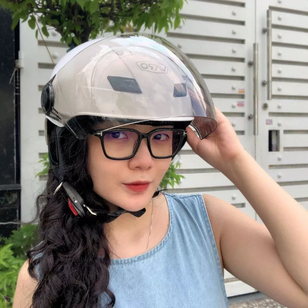 mẫu đội mũ bảo hiểm nửa đầu có kính Varo A31 màu trắng
